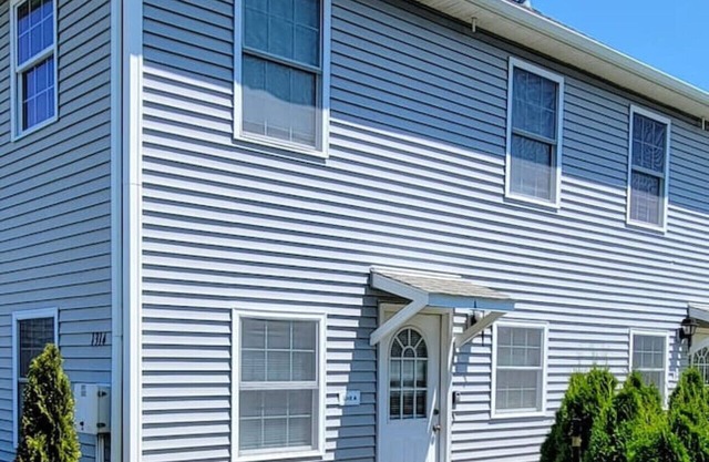 2 BR Beach Condo, 1 block from Ocean!