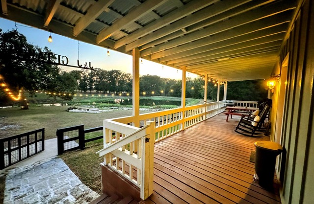 2-Br Country Cottage on rolling hills of Burton, 15 min from Round Top!