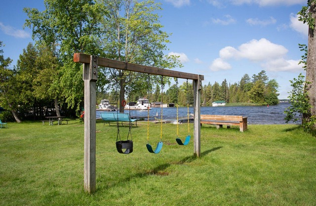 2 BR Lake View Cabin with Real Sandy Beach, Kayak/Canoe/Paddle, Firepit@Sturgeon