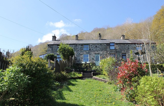 2 BRYN EGLWYS, family friendly, character holiday cottage in Prenteg