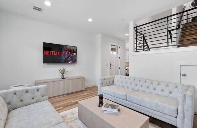 2 Combined Homes - Mins 2 ACL/Formula 1/Downtown