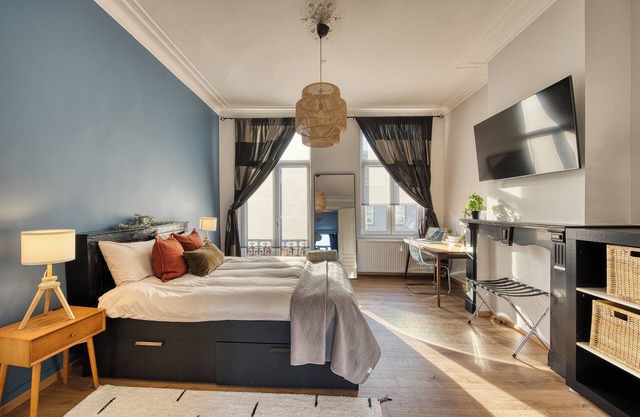 2/Comenstay.be/JACUZZI Romantic Vintage 1-bedroom Apartment for Couples or 5ppl