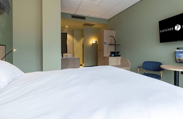 2 Cozy Marknesse Hotel Rooms Near Park, Waterways, Factory Outlet and Giethoorn