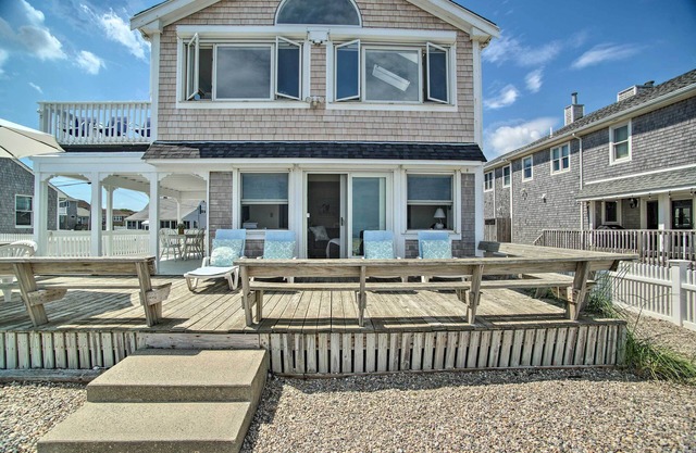 2 Decks + Beach Access: Oceanfront Getaway!