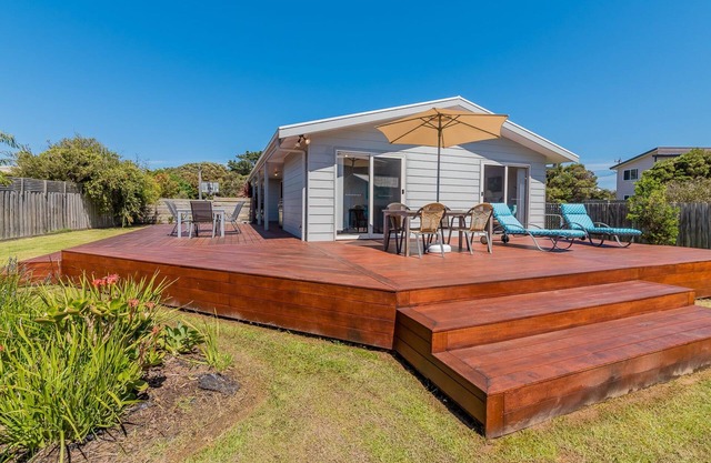 2 Dixon Street, Surf Beach, Pet Friendly Surf Beach Escape