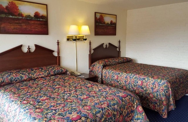 2 Double Beds Non Smoking, Red Carpet Inn, Mini-Fridge, Near Virginia Tech