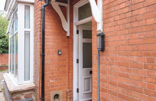 2 EVINGTON ROAD, pet friendly in Leicester