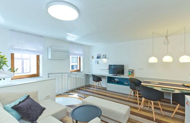 2 floor apartment, Old Town, cheap & easy park, pets welcome