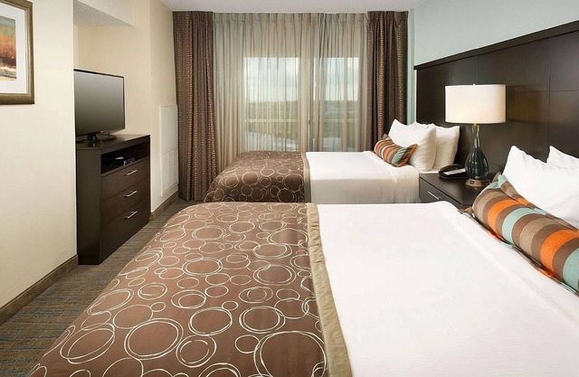 2 Home-like Suites w/Full Kitchen! Free Parking! Near Museum of Biblical Art!
