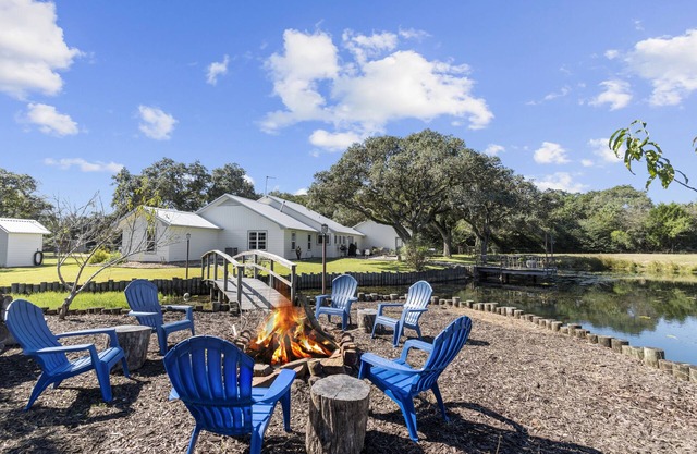 2 houses/5+bedrooms! Party Barn with games! Stocked Pond! On 5 acers-Sleeps 17