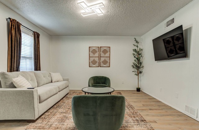 2 King beds in Central Location-sleeps 5!