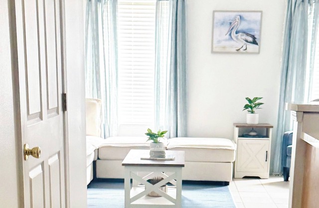 2 King Beds, Patio, Minutes to Downtown & Beach