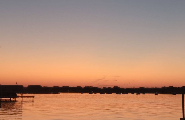 2 Lake Waconia Homes/sleeps 17/fireplaces/dogs ok/enjoy Autumn at the lake.
