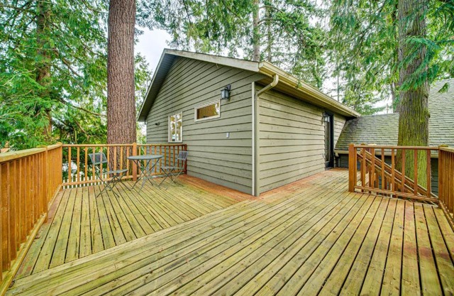 2 Mi to Burien Peaceful Studio with Deck!