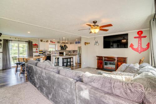 2 Mi to Lake Cumberland Family-Friendly Retreat!