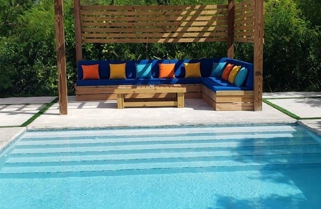 2 minute walk to Grace Bay Beach - Newly Renovated 4 Bedroom, 4 Full Bath.