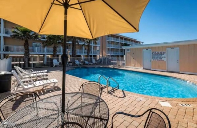 2 minute walk to the beach ~ 2 pools and a balcony-Sleeps 4