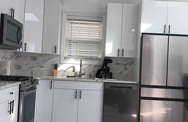 2 Minutes Away from, Staten Island Modern and Cozy