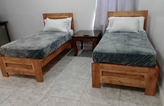 2 minutes from Downtown 5 minutes from the airport. 2 minutes from ferry