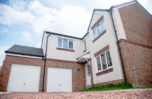 2 Minutes Walk to Kirkhill Golf Park! 5 Bedroom Family Friendly Property