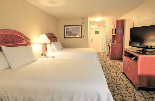 2 Pet-Friendly Rooms with Breakfast, Pool, and Quick Drive to CityCentre