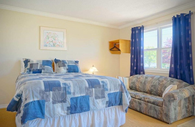 (2) Private Queen Suite at Green Acres Summerside