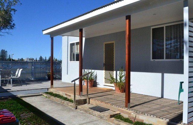 2 Rockpool Road a Waterfront Cottage