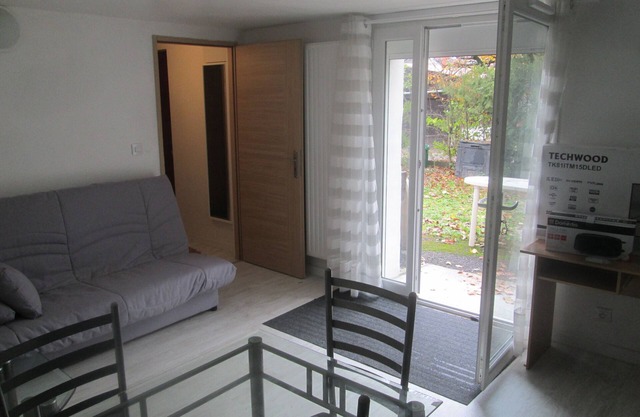 2-room accommodation bedroom and living room with small garden