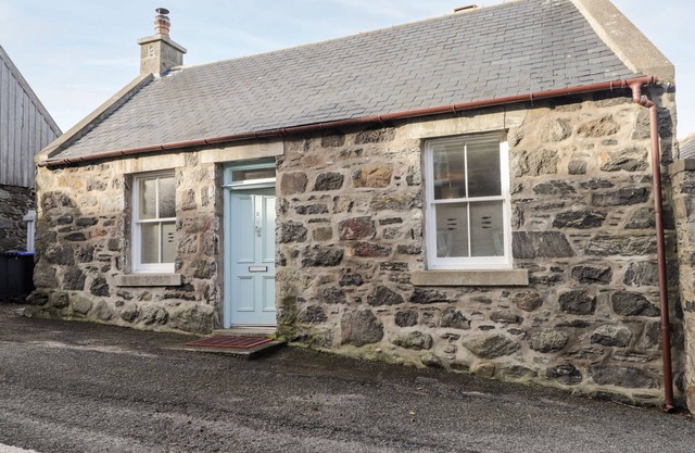2 SEAFIELD PLACE, pet friendly, character holiday cottage in Portsoy