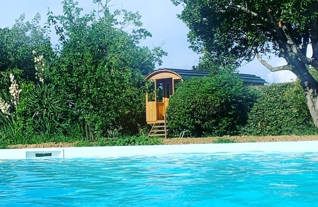 2-seater caravan (2) in wooded park. Near Canal du Midi