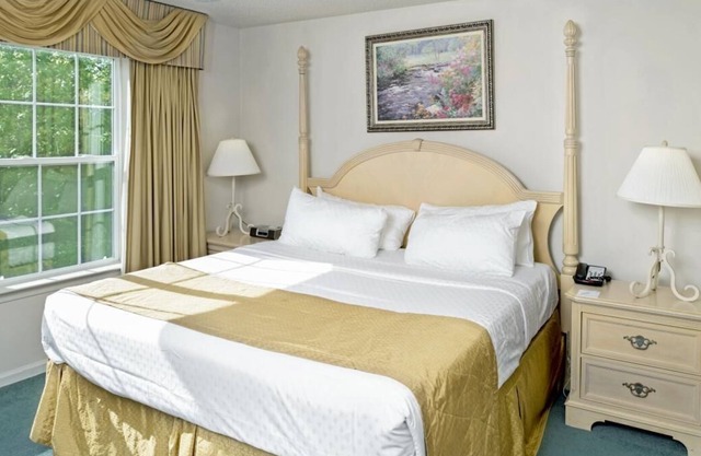 2 Serene Units w/ Kitchen, Near Capitol of Colonial Williamsburg, Golf, Pool