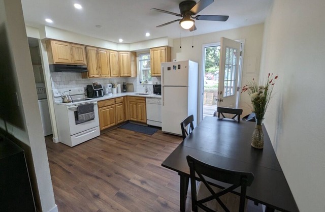 2 story apartment in quiet neighborhood minutes to UCCS. 2bed/1.5 Bath. Garage