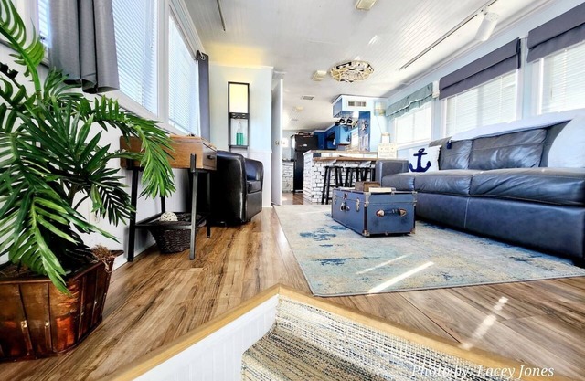 2 Story Houseboat seeking a captain! Fish/Pets OK