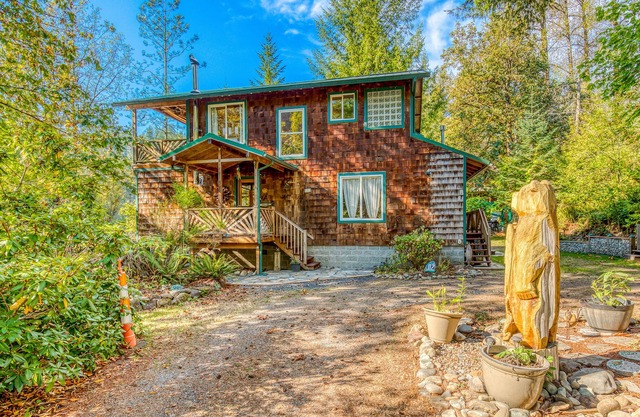 2-story riverfront cabin with private beach, river views, grill, firepit and W/D