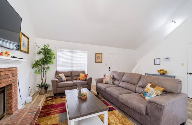 2-Story Townhome 5 Mi. from Capitol/TMH/FSU