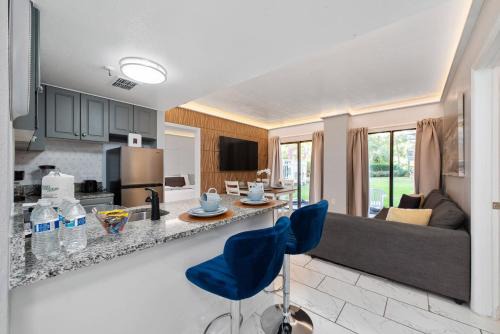 2 suites ground floor apartment near Inter. Dr