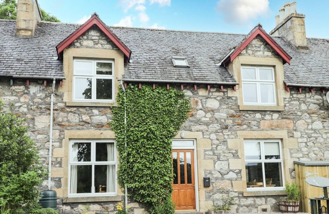 2 SWORDALE COTTAGES, family friendly, with open fire in Evanton