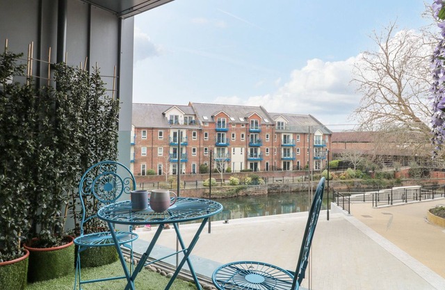 2 THE WHARF, family friendly in Taunton
