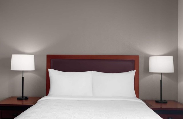 2 Welcoming Suites Near Roseville Golfland Sunsplash, Perfect for Families!