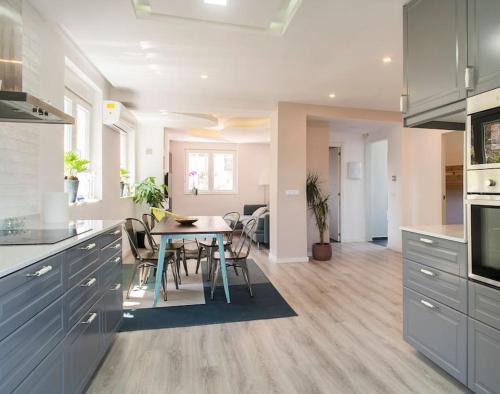 20 min from BCN- Charming house w/pool & BBQ area