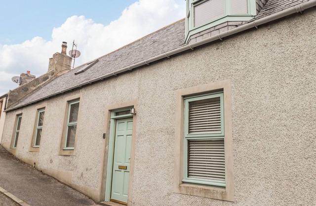20 SOUTH HIGH STREET, family friendly, with open fire in Portsoy