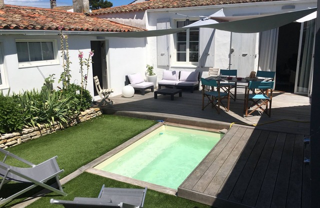 200m from beaches and shops: Charming country house with garden and swimming pool