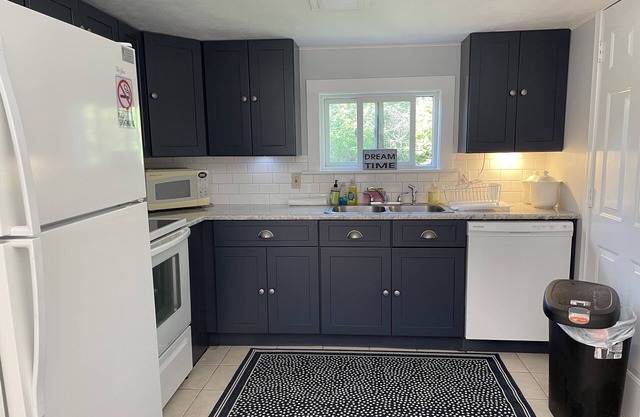 2023 Updated Cottage in Pt. Judith w/Outdoor Shower