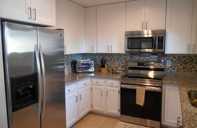2024 Remodel/Well Equipped 2/2 1st Flr Condo, Walk everywhere location