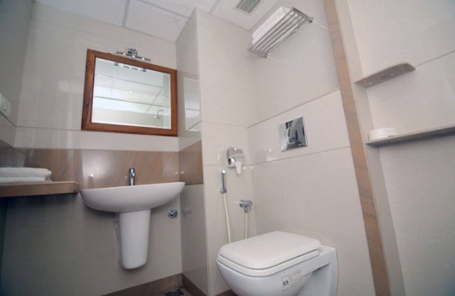 203 DOUBLE ROOM WITH QUEEN SIZE COT