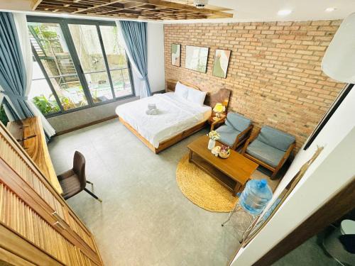 205MSNK Spacious Studio l Window & Kitchen