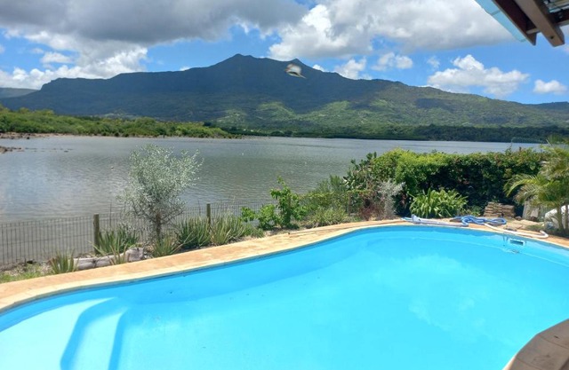 21LG Ilot Fortier M Sea Front and Swimming pool