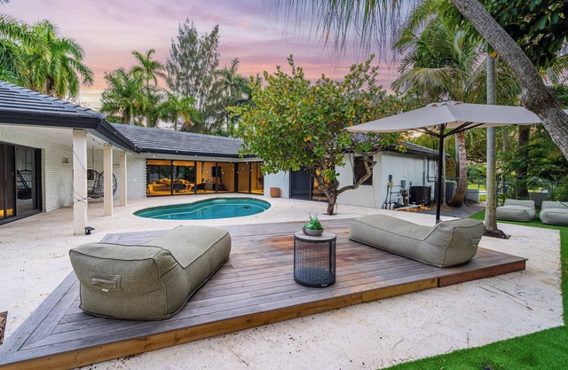 2500 - FLL Waterfront House with Pool, Gym and Cinema for up to 10 people