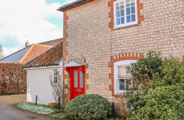 28 OXBOROUGH, family friendly, character holiday cottage in Oxborough