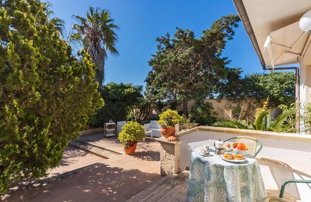 2865 Garden view near the sea